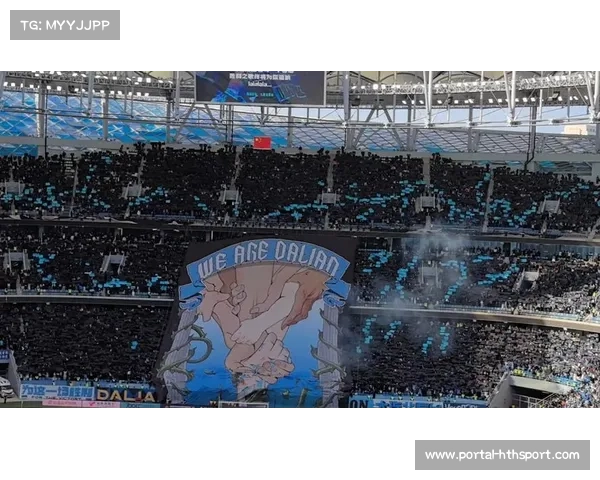 主队球迷展示巨型TIFO，致敬俱乐部传奇